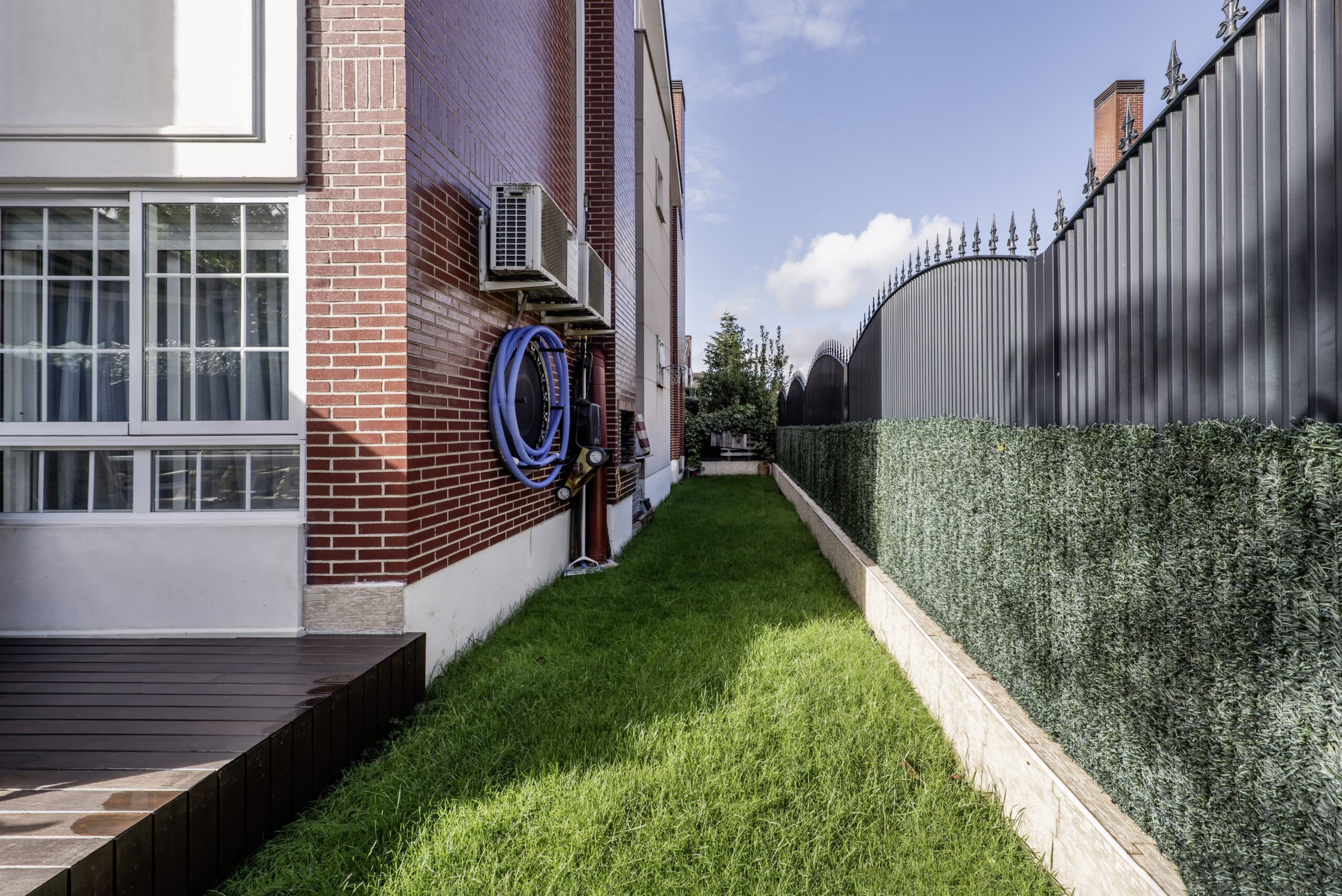Périmètre d'une maison avec un tuyau suintant placé en boucle à environ 45 cm du mur de fondation